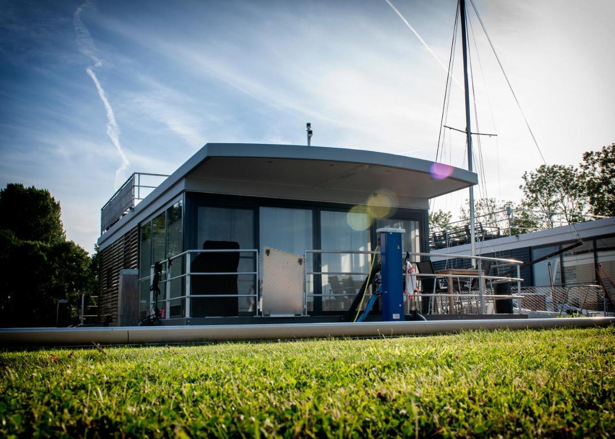 Welcome In - Houseboat 'Elysium' Met Eigen Aanlegsteiger Sneek - Оффінгавір Екстер'єр фото