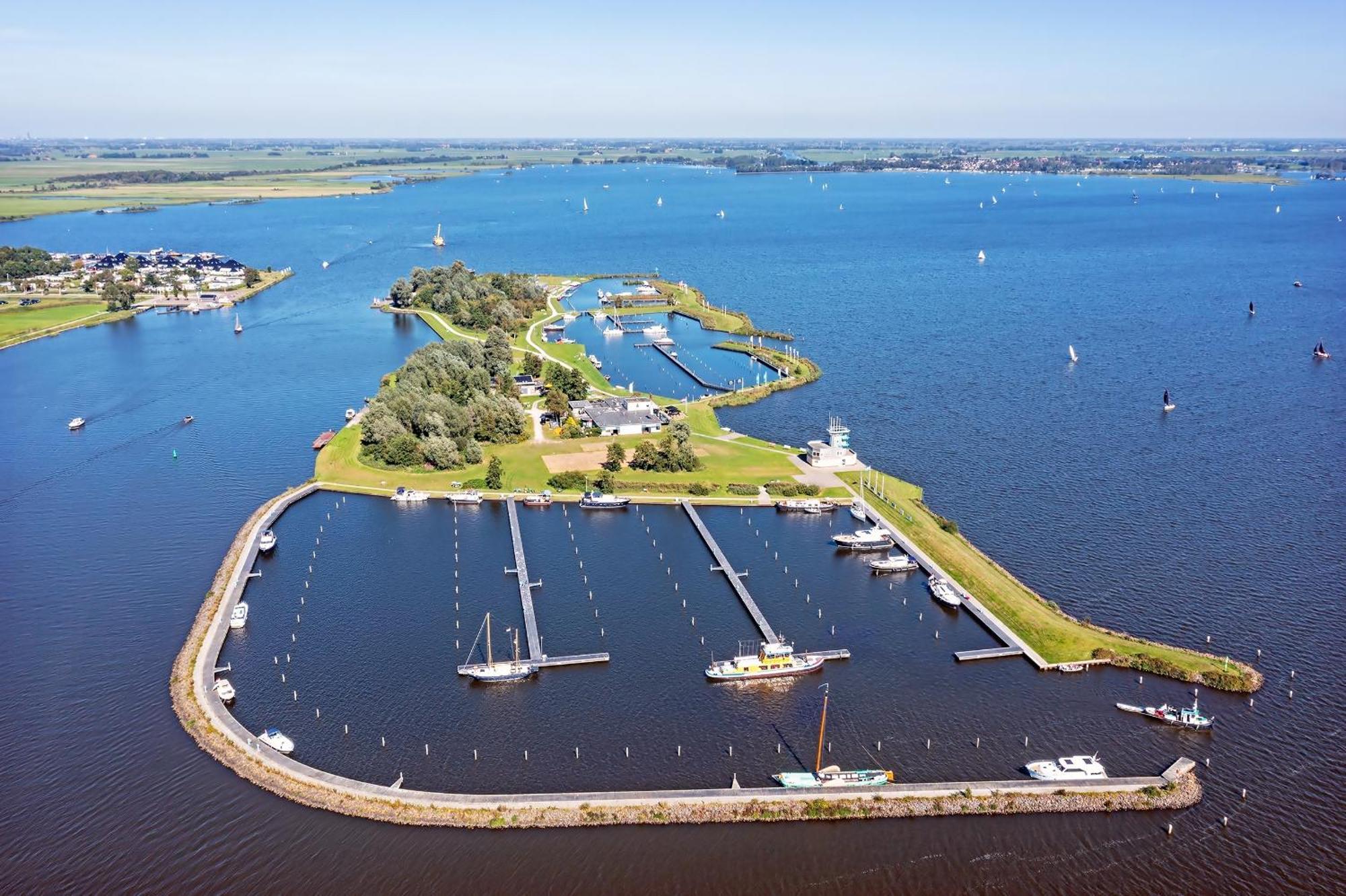 Welcome In - Houseboat 'Elysium' Met Eigen Aanlegsteiger Sneek - Оффінгавір Екстер'єр фото
